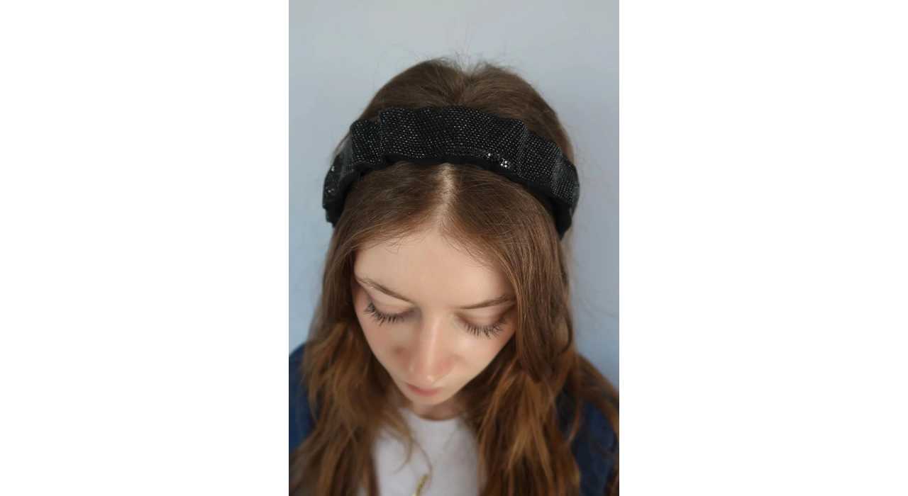 Siyah Renk Taşlı Büzgü Detaylı Taç