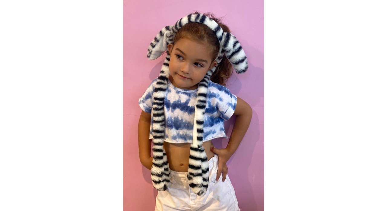 Siyah Ve Beyaz Renk Zebra Desenli Kulakları Oynayan Taç