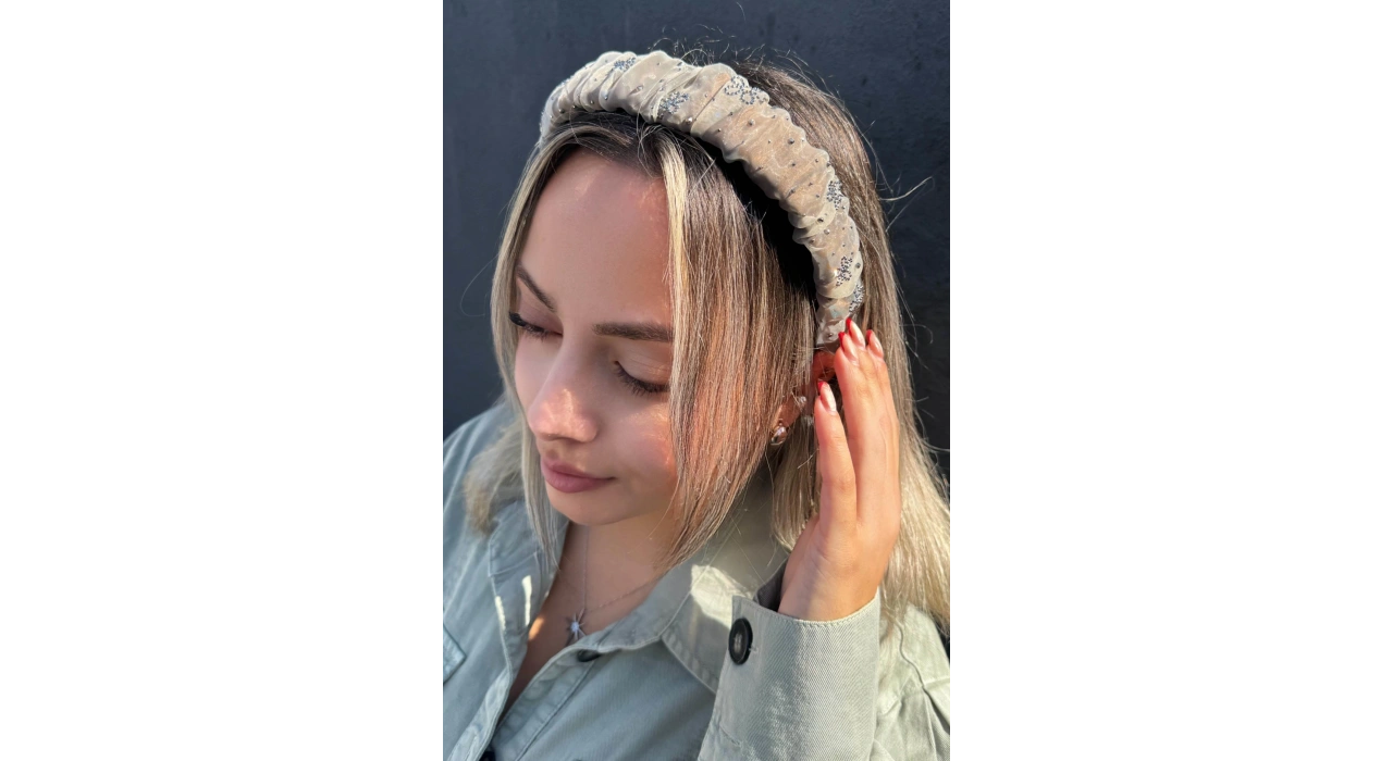 Vizon Renk Taş Detaylı Büzgülü Taç