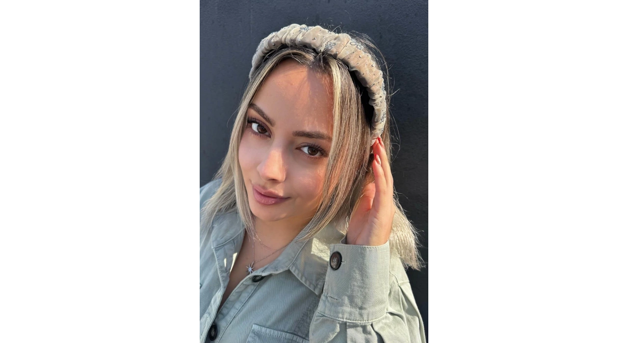 Vizon Renk Taş Detaylı Büzgülü Taç