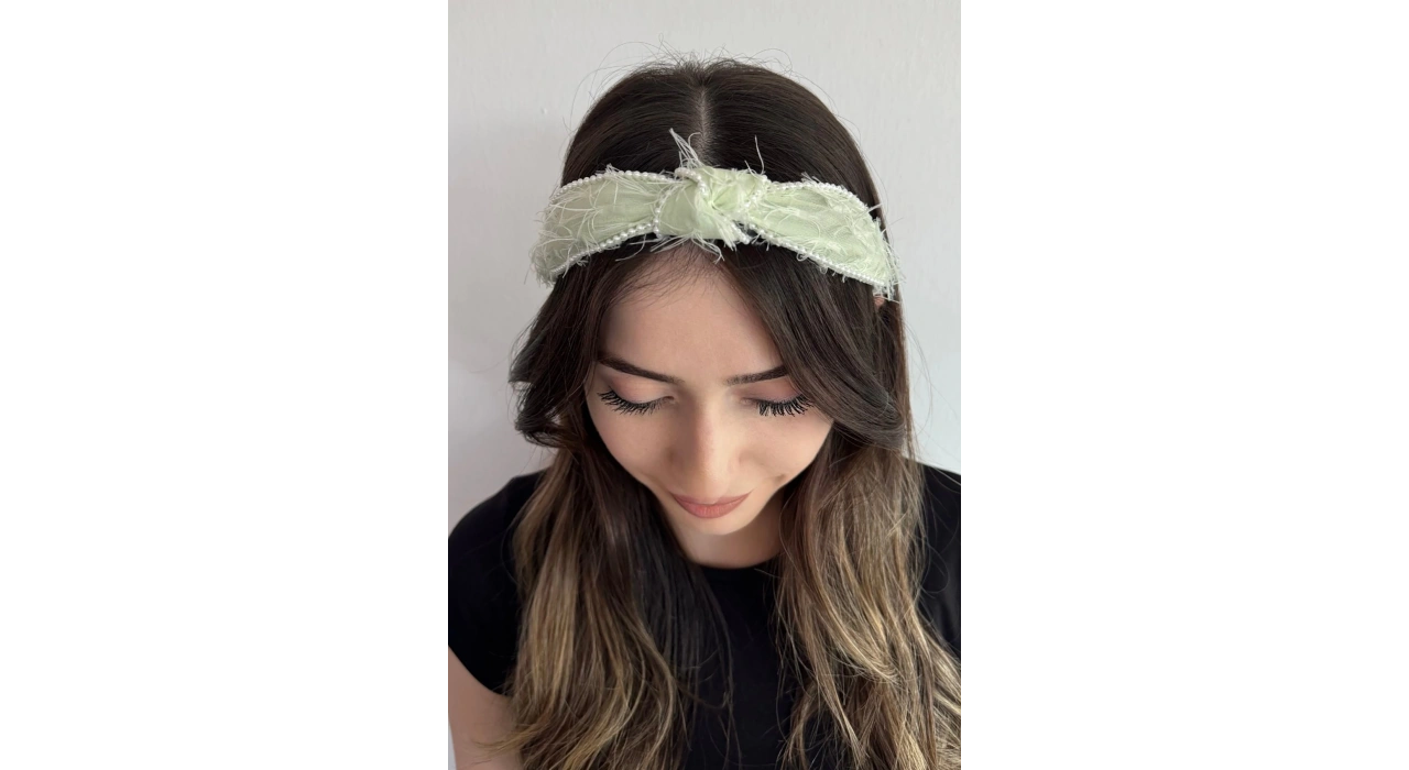 Yeşil Renk İnci Detaylı Taç