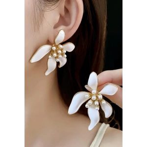 Altın Renk Beyaz Çiçek Figürlü Küpe (Çift)