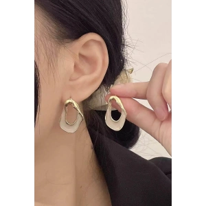 Altın Renk Beyaz Taş Detaylı Küpe (Çift)