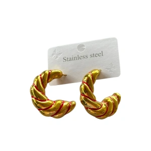 Altın Renk Burgu Detaylı Çelik Küpe (Çift)