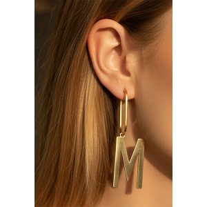 Altın Renk M Harf Figürlü Çelik Küpe (Çift)