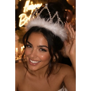 Beyaz Renk Boncuk Detaylı Tüylü Taç