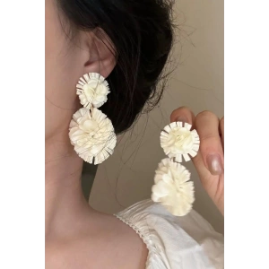 Beyaz Renk Çiçek Figürlü Küpe (Çift)