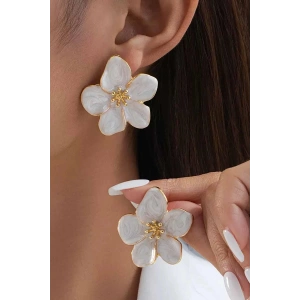 Beyaz Renk Çiçek Figürlü Küpe (Çift)