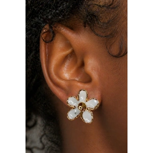 Beyaz Renk Çiçek Figürlü Küpe (Çift)