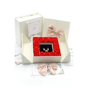 Beyaz Renk Gül Detaylı Hediye Kutusu
