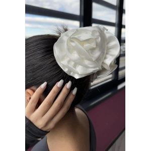 Beyaz Renk Gül Detaylı Mandal Toka