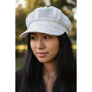 Beyaz Renk Pul Detaylı Tasarım Şapka