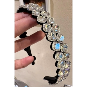 Beyaz Renk Taş Detaylı Tasarım Taç