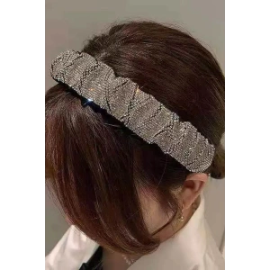 Beyaz Renk Taşlı Büzgü Detaylı Taç