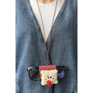 Bordo Renk Ayıcık Figürlü Boyundan Asmalı Gözlük Tutacağı