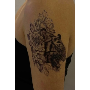 Geçici Çiçek Ve Aslan Figürlü Dövme Tattoo