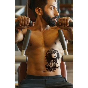 Geçici Kadın Modelli ve Yazılı Dövme Tattoo