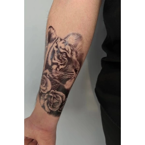 Geçici Kaplan Ve Çiçek Figürlü Dövme Tattoo