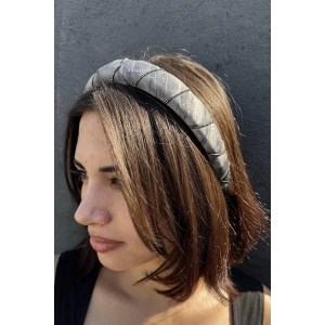 Gri Renk Taş Detaylı Taç