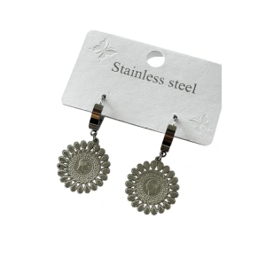 Gümüş Renk Çeyrek Figürlü Çelik Küpe (Çift)