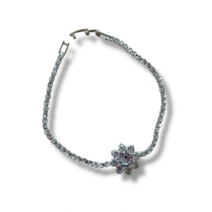 Gümüş Renk Çiçek Detaylı Su Yolu Bileklik