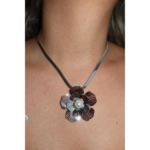Gümüş Renk Çiçek Figürlü İnci Detaylı Çelik Kolye