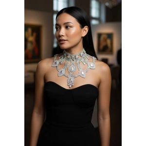 Gümüş Renk Hologram Taş Detaylı Tasarım Abiye Kolye