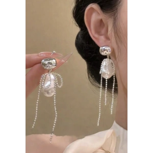 Gümüş Renk İnci Detaylı Sallantılı Küpe (Çift)