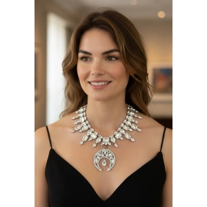 Gümüş Renk Taş Detaylı Tasarım Abiye Kolye