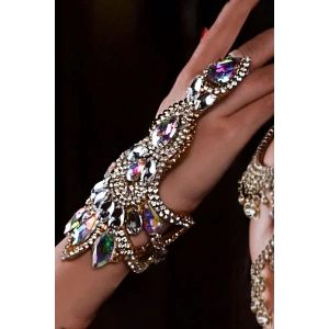 Gümüş Renk Taş Detaylı Tasarım Şahmeran