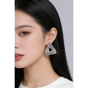 Gümüş Renk Üçgen Figürlü Küpe (Çift)