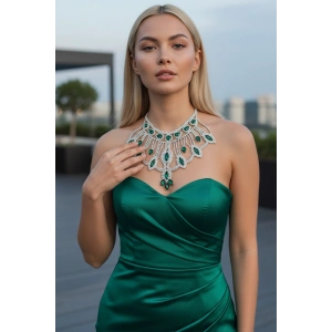 Gümüş Renk Yeşil Taş Detaylı Tasarım Abiye Kolye