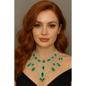 Gümüş Renk Yeşil Taş Detaylı Tasarım Kolye