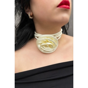 Krem Renk Gül Detaylı Choker Kolye