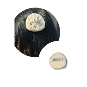 Krem Renk Kurabiye Figürlü Yan Toka