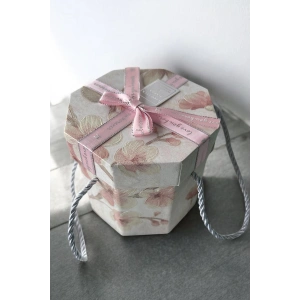 Pembe Renk Çiçek Figürlü Kurdele Detaylı Hediye Kutusu