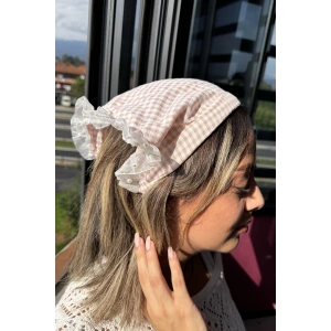 Pembe Renk Fular Detaylı Pötikare Desenli Taç