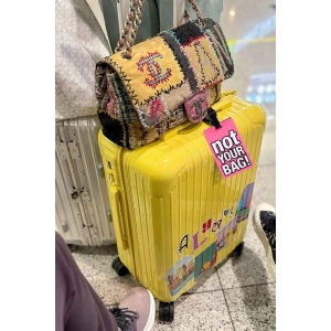 Pembe Renk Yazı Detaylı Bavul Kartlığı