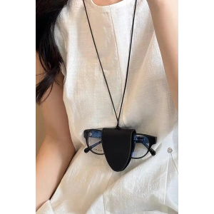 Siyah Renk Boyundan Asmalı Deri Gözlük Tutacağı