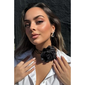 Siyah Renk Gül Detaylı İpli Choker Kolye
