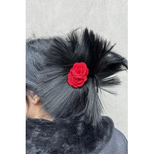 Siyah Renk Kırmızı Çiçek Detaylı Dağınık Topuz Efektli Mandal Toka