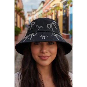 Siyah Renk Kurdele Figürlü Taş Detaylı Tasarım Şapka