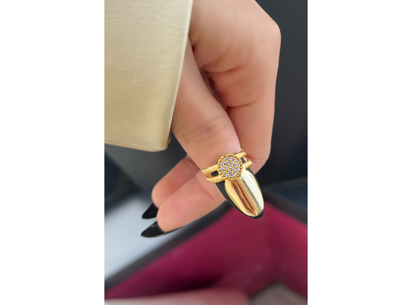 Altın Renk Ayarlanabilir Taşlı Tırnak Yüzük