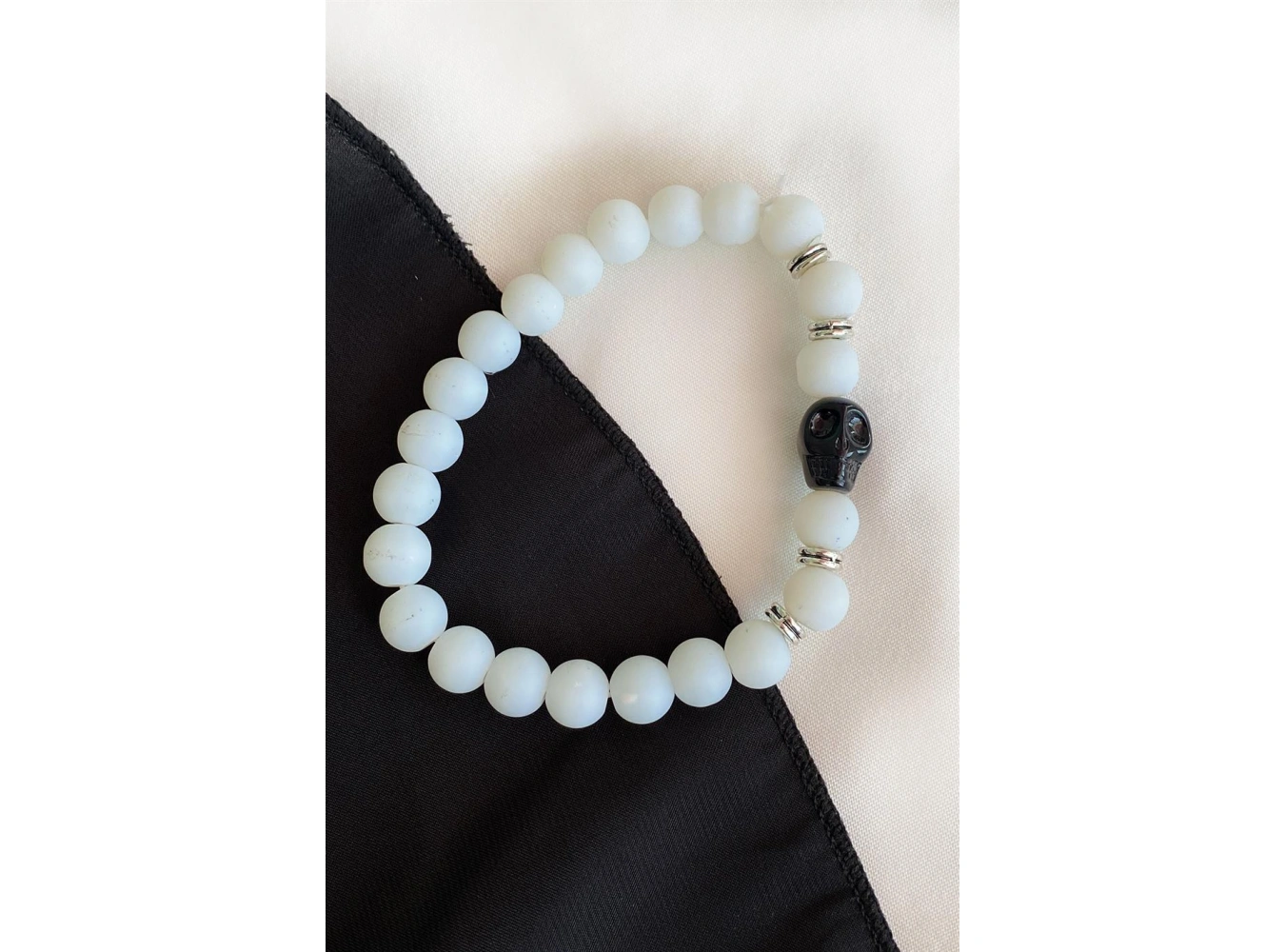 Beyaz Renk Boncuk detaylı Kuru Kafa Figürlü Erkek Bileklik