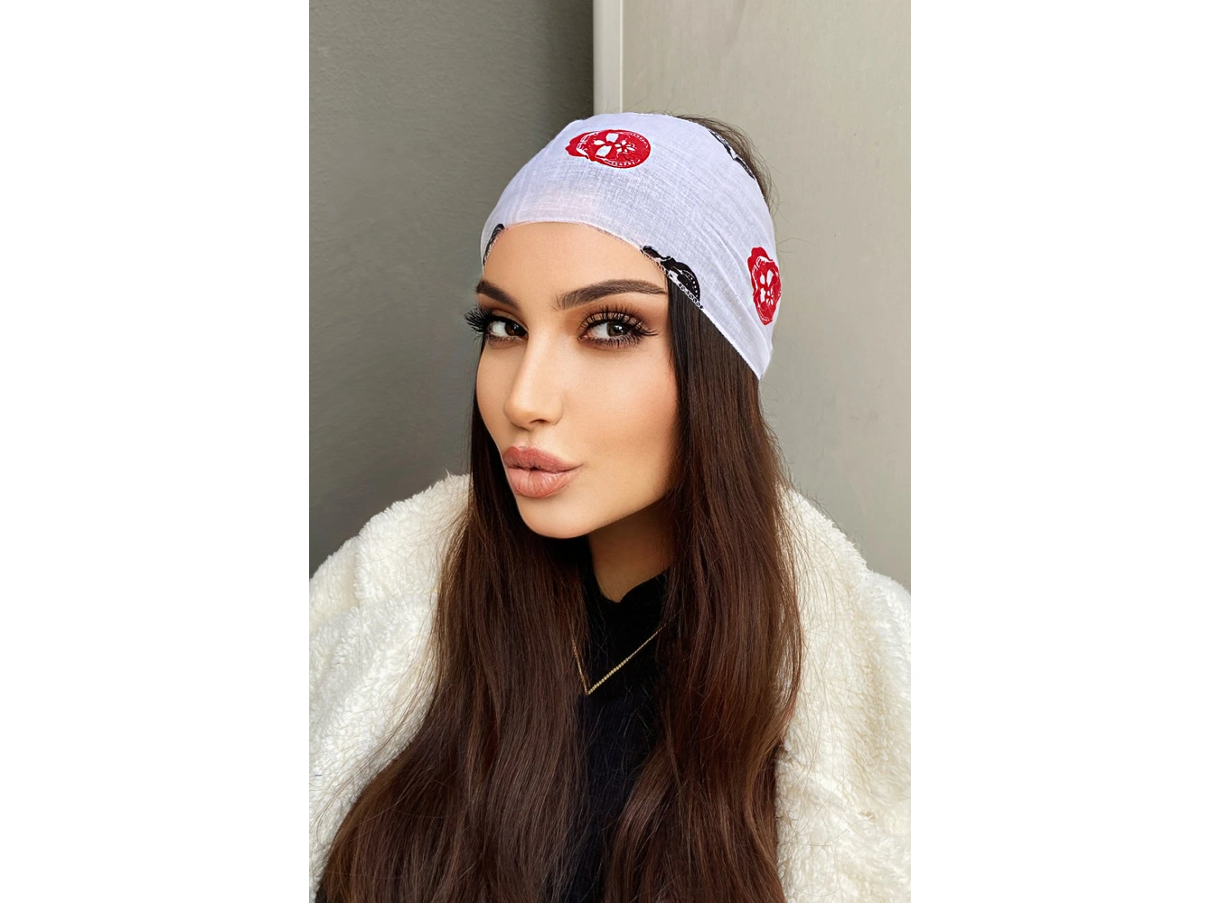 Beyaz Renk Kuru Kafa Desenli Unisex Fular