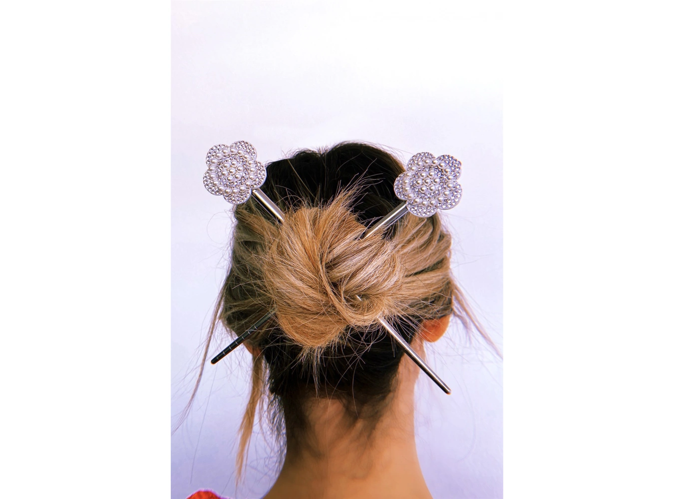 Gümüş Renk İnci Detaylı Çiçek Figürlü İkili Topuz Tokası