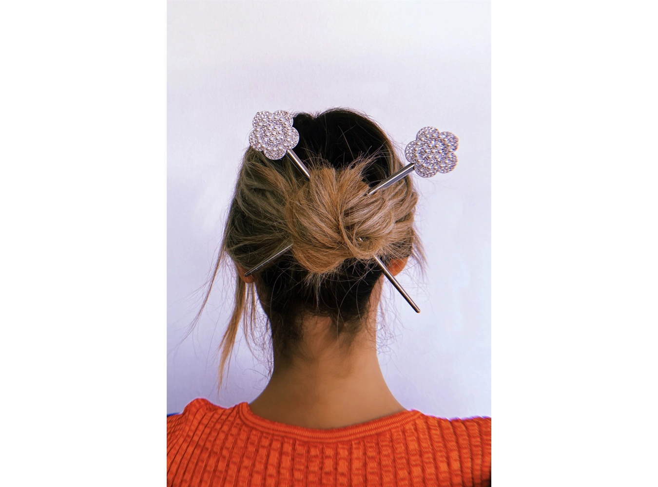 Gümüş Renk İnci Detaylı Çiçek Figürlü İkili Topuz Tokası