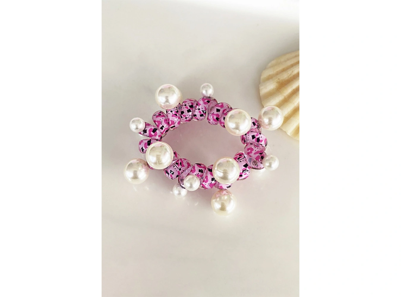 Pembe Renk İnci Detaylı Helezon Lastik Toka