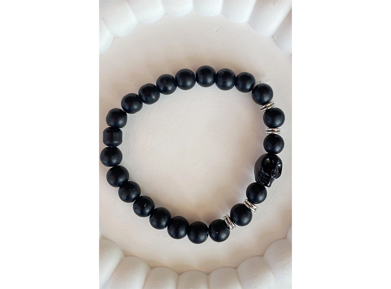 Siyah Renk Boncuk Detaylı Kuru Kafa Figürlü Erkek Bileklik