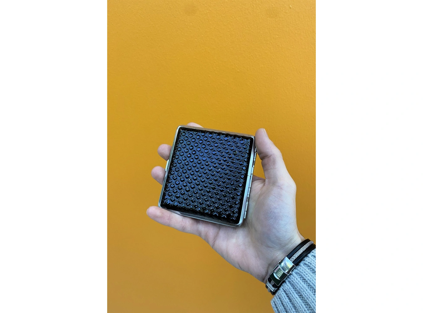 Siyah Renk Kabartmalı Orta Boy Tabaka